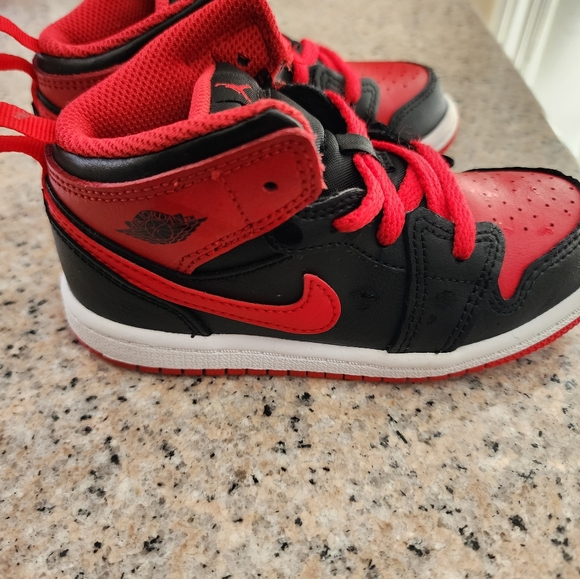 Girls size 9, Air Jordan - Picture 3 of 5